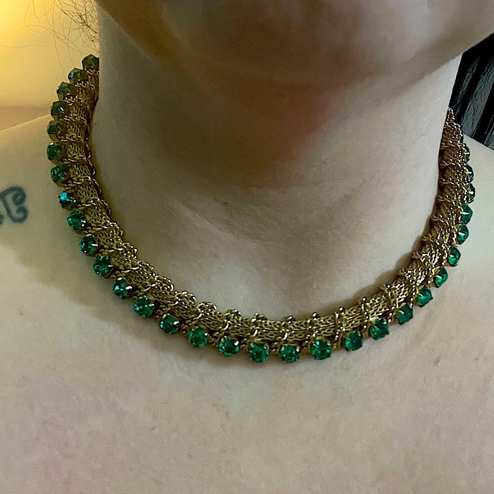 Emerald stone accents on Gold chain design necklace